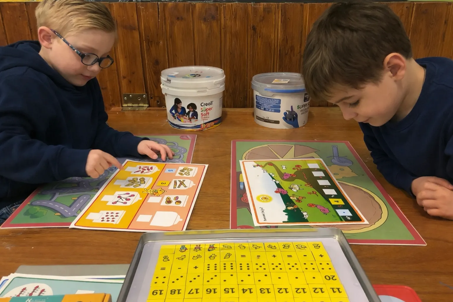 Twee kinderen spelen een educatief bordspel