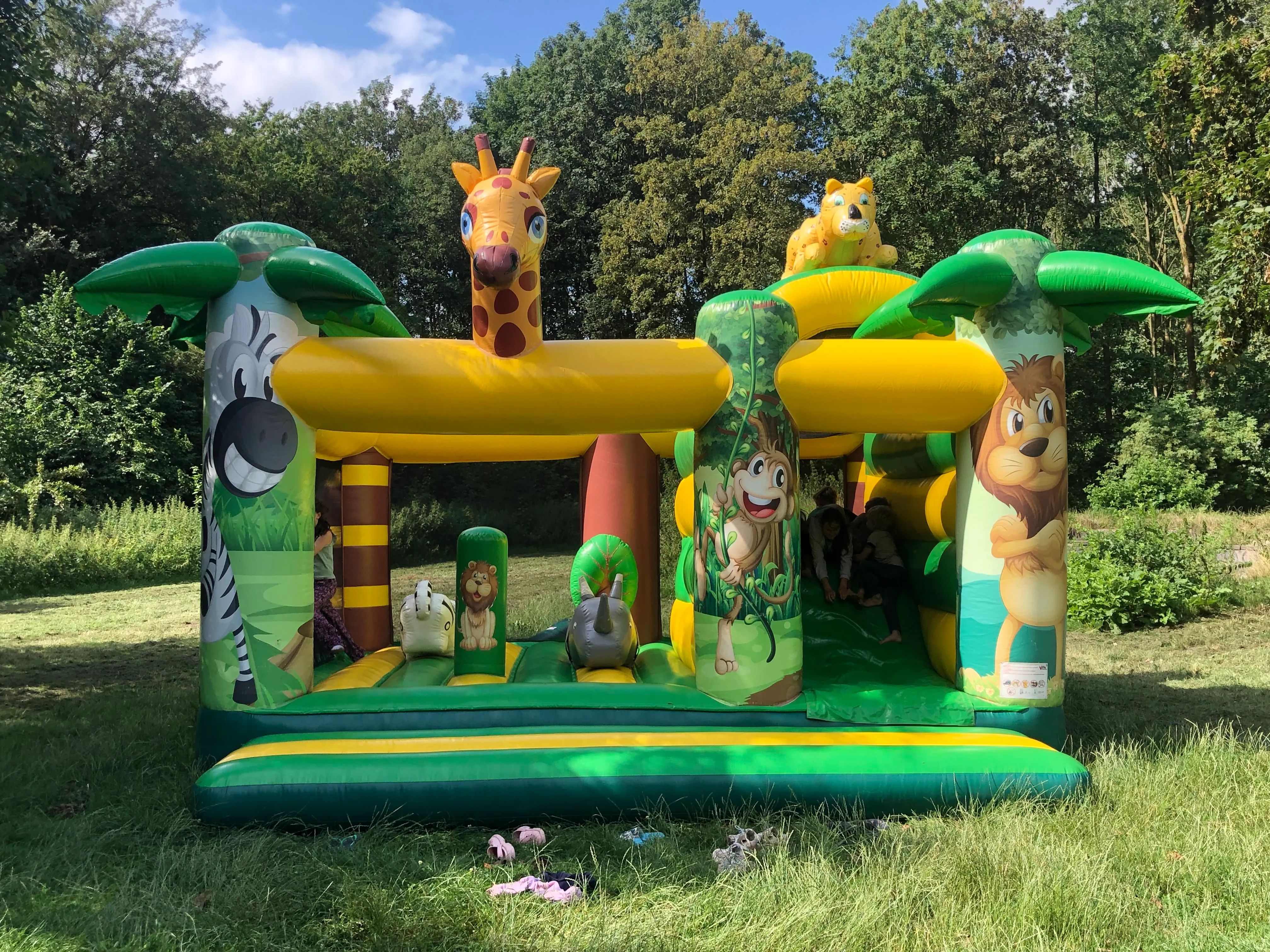 Kinderen spelen op een springkussen in het park